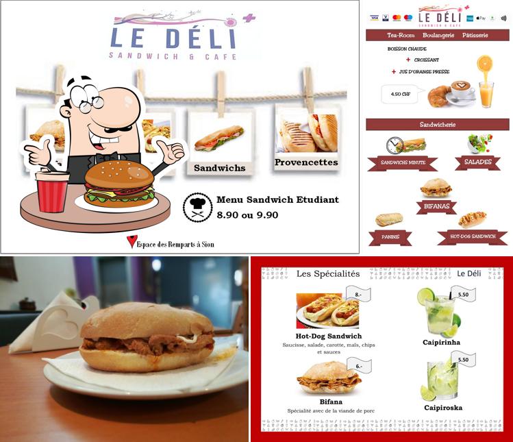 Prenditi un hamburger a Le Déli Sandwich & Café