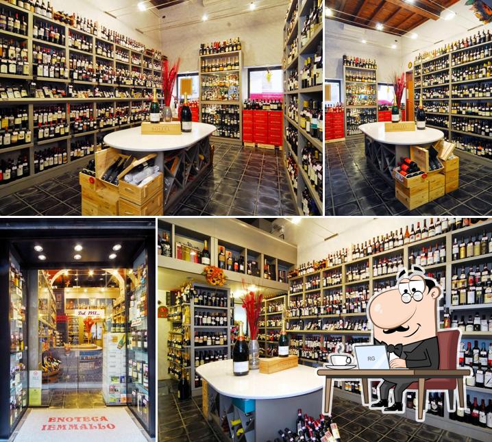 Gli interni di Enoteca Iemmallo