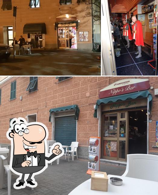 Dai un'occhiata agli interni di Nippo's Bar