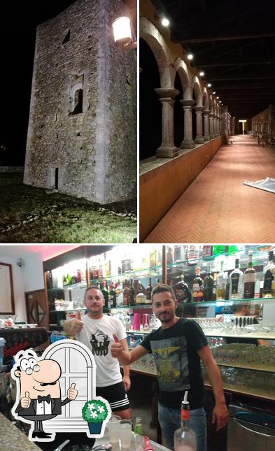 La esterno e bancone da bar del ristorante