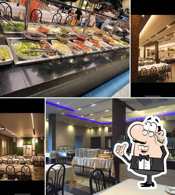 Sente em uma das mesas no Churrascaria Chimarrão