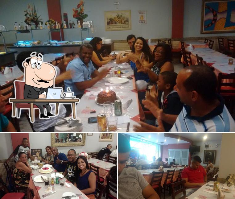 Sente em uma das mesas no Dalmu's Churrascaria