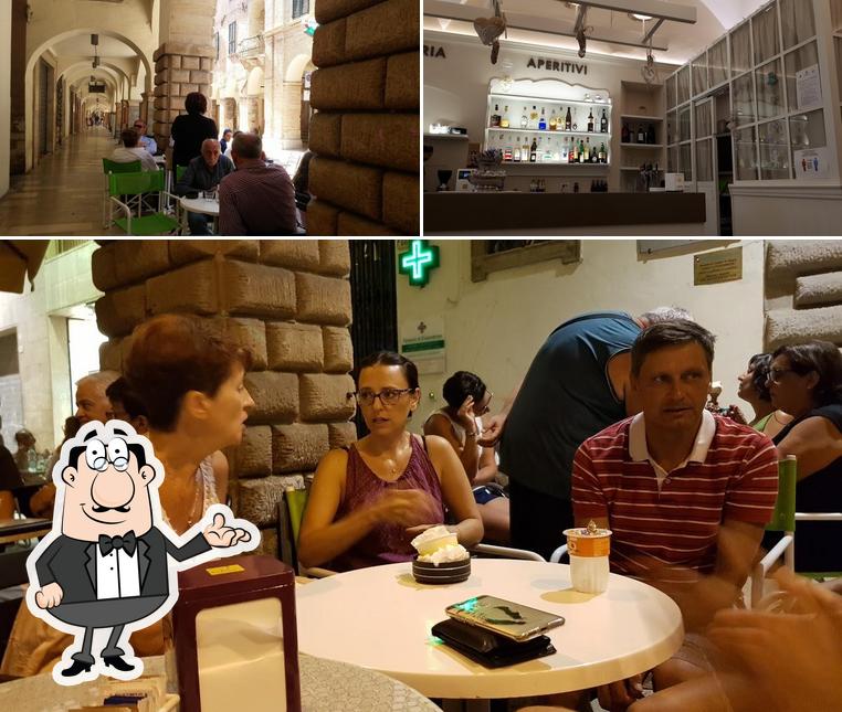Questa è la immagine che mostra la interni e bancone da bar di Otello Pasticceria Cremeria