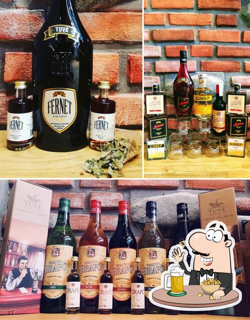 Puoi ordinare un rinfrescante bicchiere di birra chiara o scura
