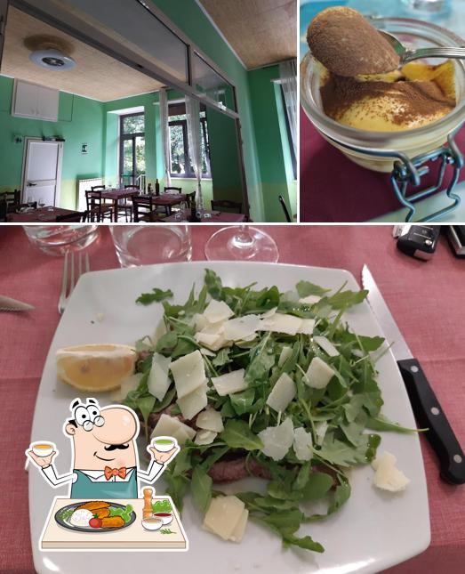 La cibo e interni del ristorante