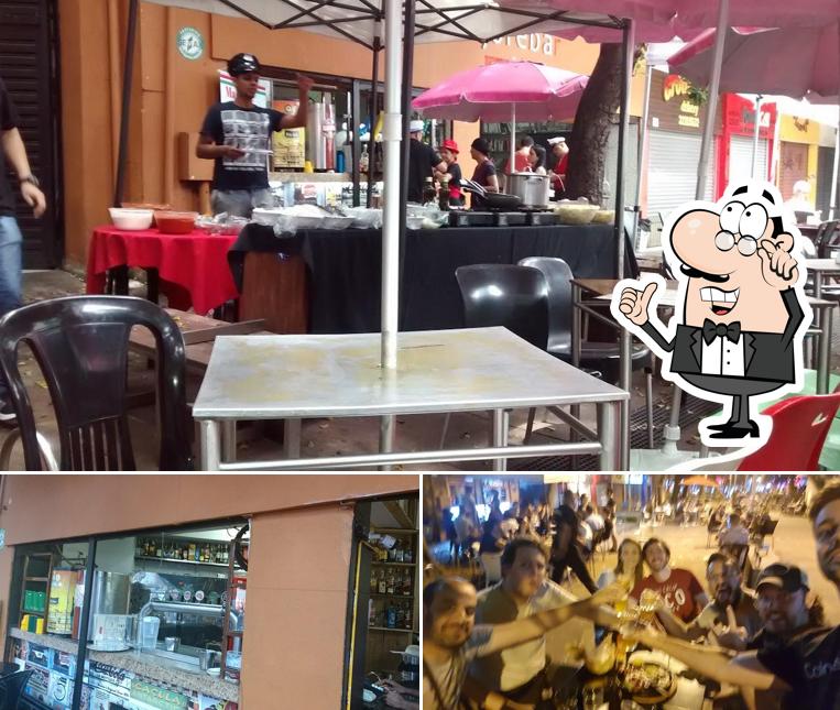 Sente em uma das mesas no Gujorebar Café