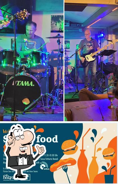 Dai un'occhiata agli interni di Hinterhof Café & Bar (Hiho)