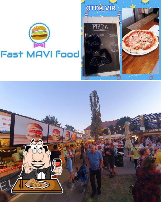 Prenditi una pizza a MAVI bar