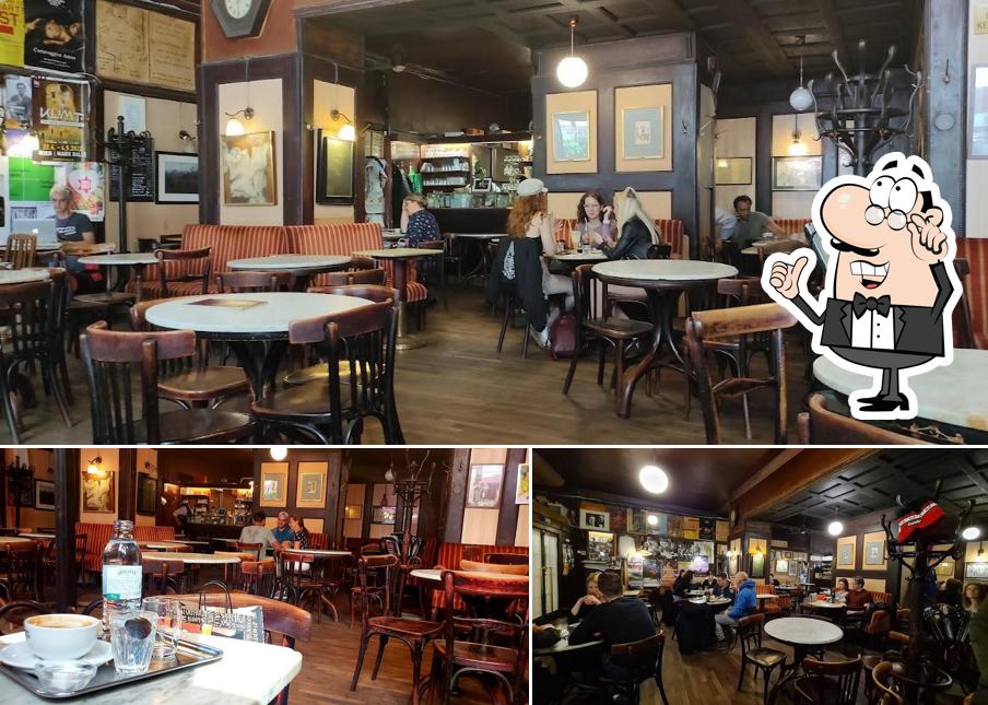 Installez-vous à l'une des tables de Café Hawelka