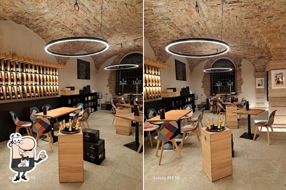 Siediti a un tavolo di Caffè al Castel