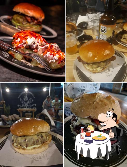 Deguste um dos hambúrgueres disponíveis no Fogo Burguer & Parrilla Setúbal @fogoburgers