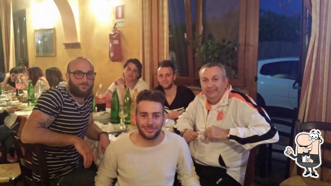 Siediti a un tavolo di Ristorante Pizzeria "il Teatro Del Gusto" Di Angelo E Eleonora