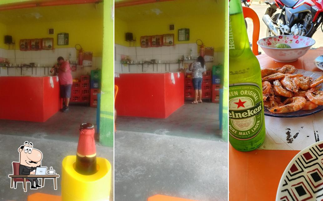 Sente em uma das mesas no Bar do Dão
