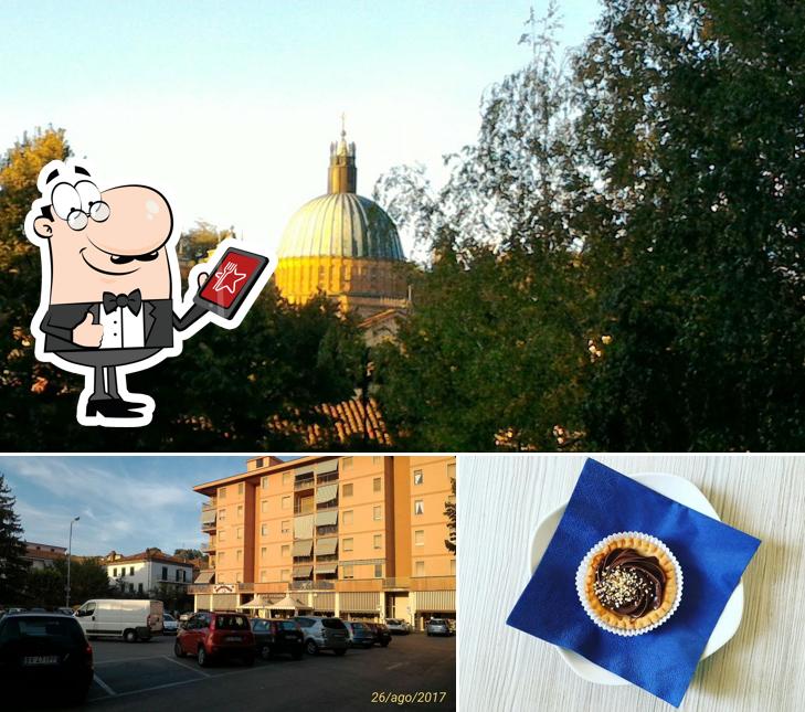 La foto di esterno e dolce da Caffè Stazione