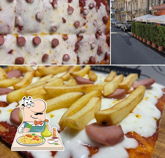 Tra le varie cose da Jolly Bar si possono trovare la cibo e esterno