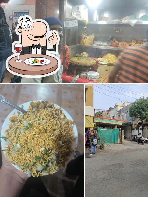 Among various things one can find food and exterior at Yadav Bhel Bhandar