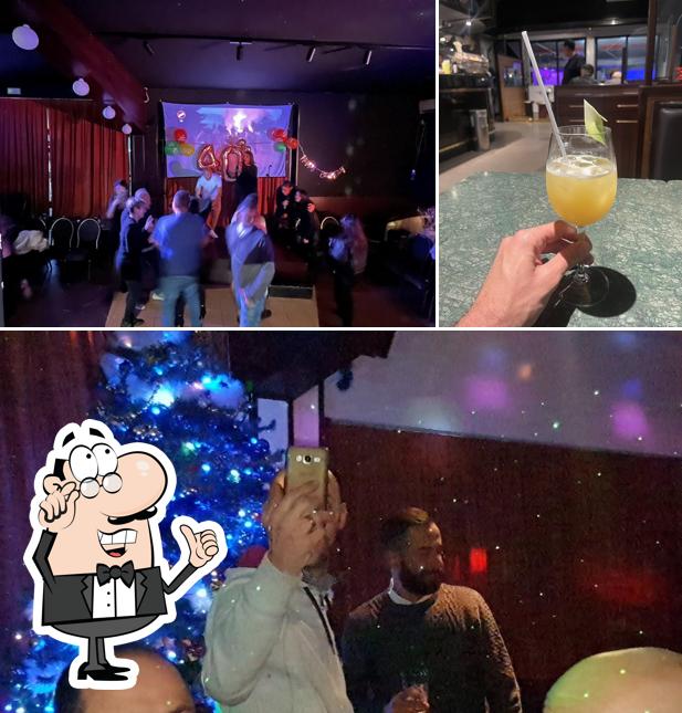 Dai un’occhiata alla immagine che presenta la interni e cibo di Number One Bar