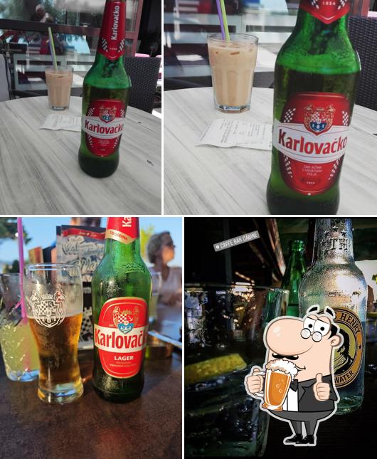 Puoi prenderti un rinfrescante bicchiere di birra chiara o scura