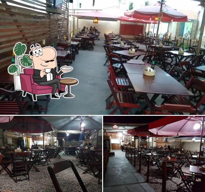 Veja imagens do interior do Costellas Bar