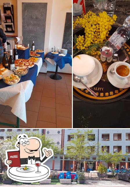 La foto della cibo e esterno di Al bar