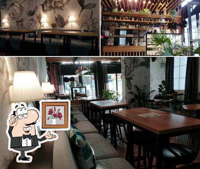 Dai un'occhiata agli interni di Borgo Knedla bar