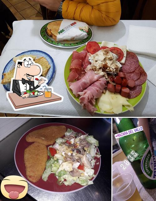 Questa è la foto che presenta la cibo e birra di Happy Days