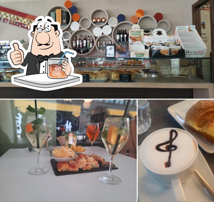 La bevanda e interni del ristorante