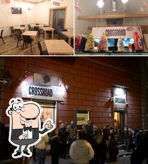 La immagine di interni e birra da Crossroad Paninoteca