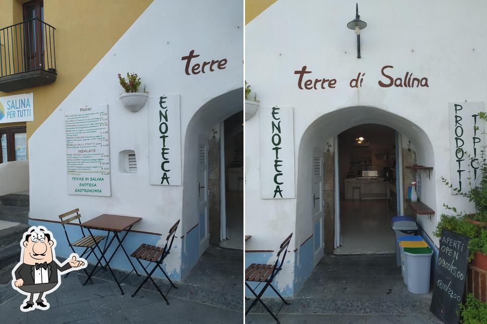 Siediti a un tavolo di terre di salina