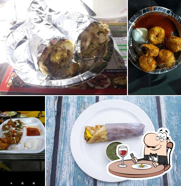 Food at Eayka Kathi Roll Momos