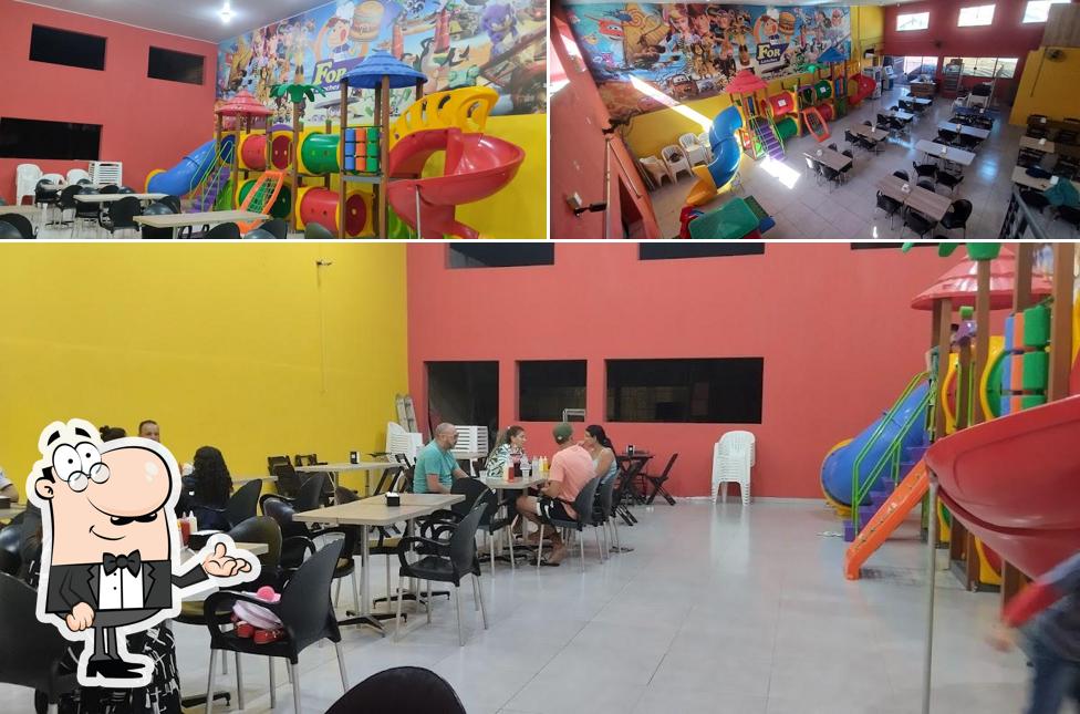 A interior e comida do restaurante