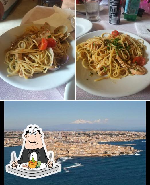 Tra le diverse cose da PESCOMARE TRATTORIA PIZZERIA FORNO A LEGNA si possono trovare la cibo e esterno