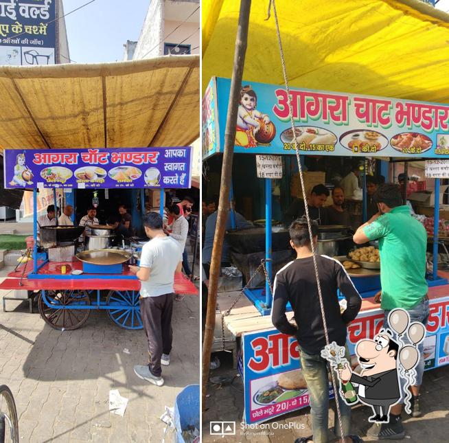 आगरा चाट भंडार provides an option to hold a wedding banquet
