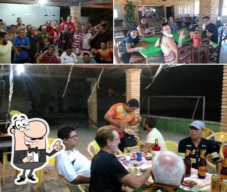 Sente em uma das mesas no Bar e Restaurante Do Correia