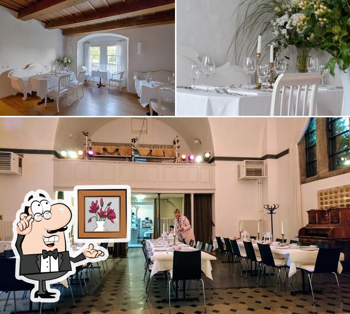 Questa è la immagine che presenta la interni e tavolo da pranzo di Schloss Ueberstorf