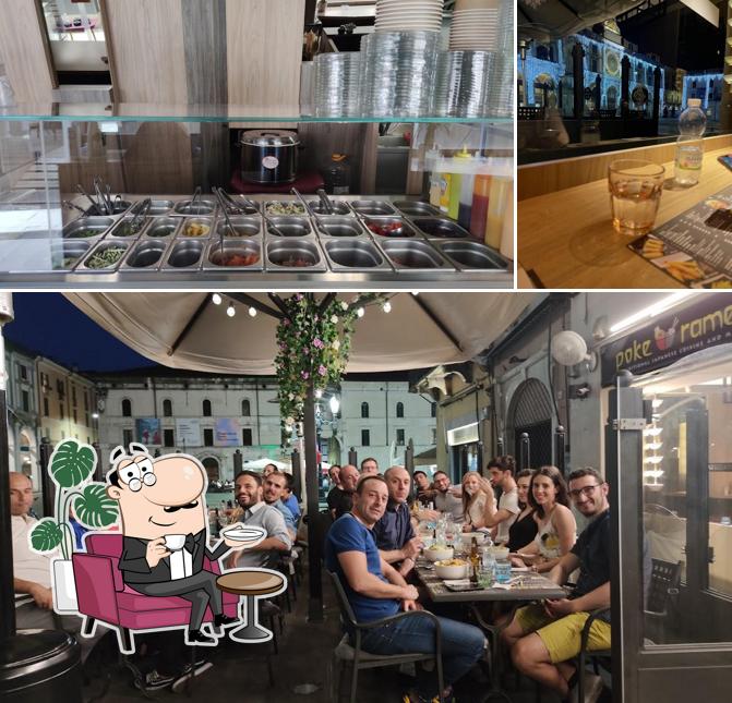 La foto di interni e bancone da bar da Ramen & Ramen Brescia