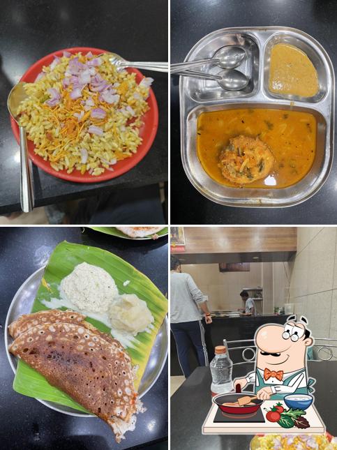 Chicken curry at Davanagere Benne Dose ದಾವಣಗೆರೆ ಬೆಣ್ಣೆ ದೋಸೆ