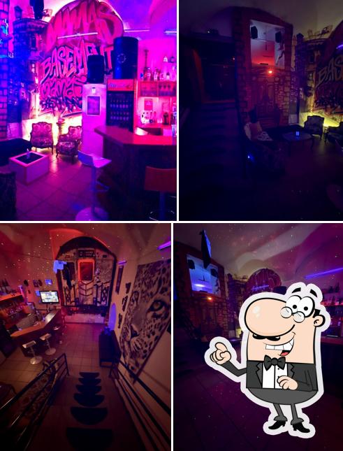 Siediti a un tavolo di MAMA’s BASEMENT