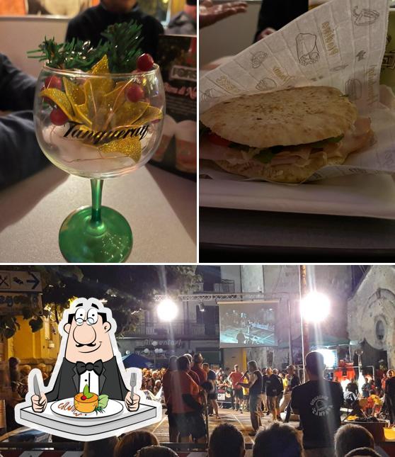 Tra le varie cose da Corner Pub si possono trovare la cibo e interni