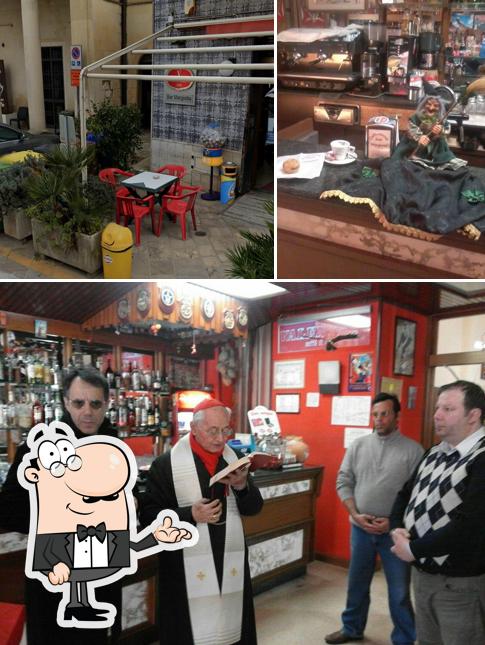 La interni e bancone da bar del ristorante