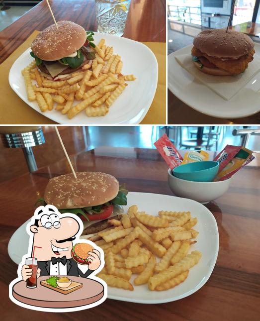 Prenditi un hamburger a Serenissima Cafe Rivoltella