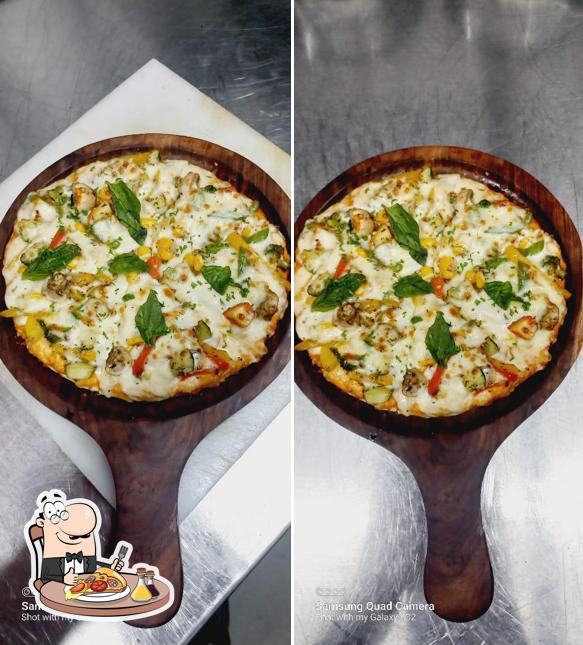 Order pizza at Gupha RESTAURANT & BAR