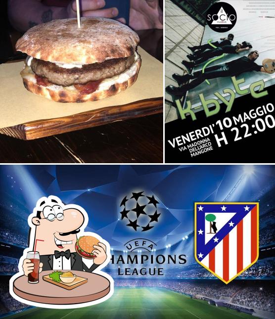 Prenditi un hamburger a Il Socio Pub Birreria