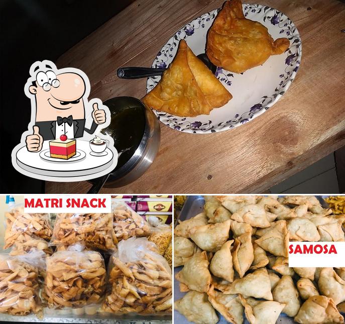 Mast Ram Pakore wale (Mastu Pakode Wala) offers a variety of desserts