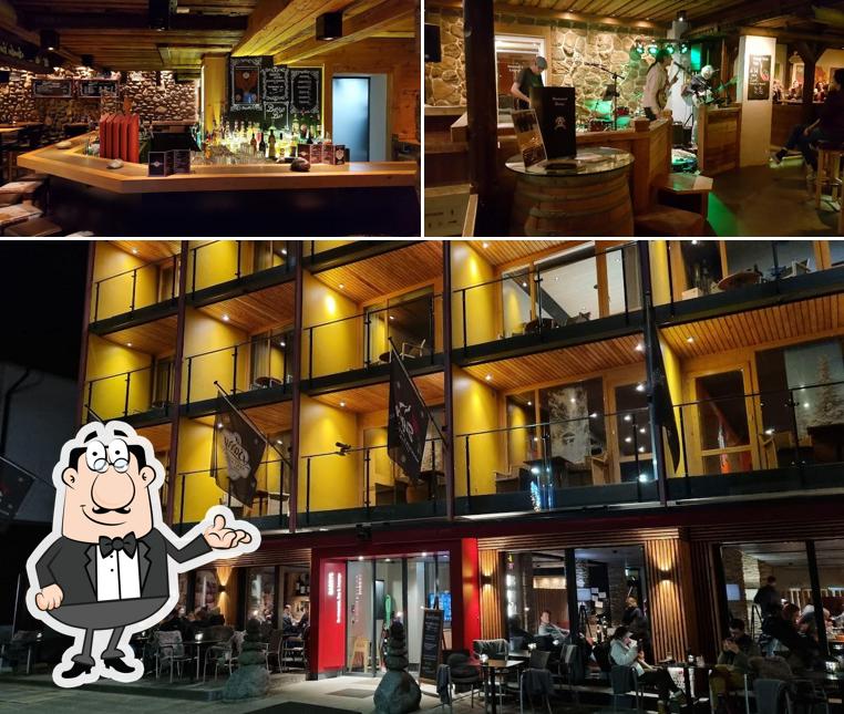 Siediti a un tavolo di Barrys Restaurant, Bar & Lounge