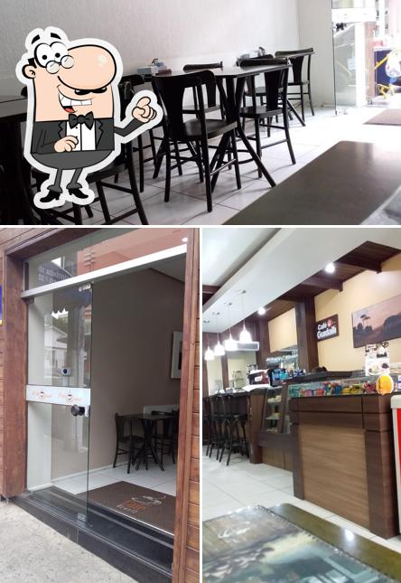 O interior do Café Brasil