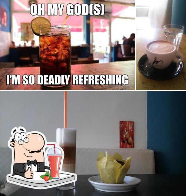 Goditi un drink a Caffe bar Crni mačak