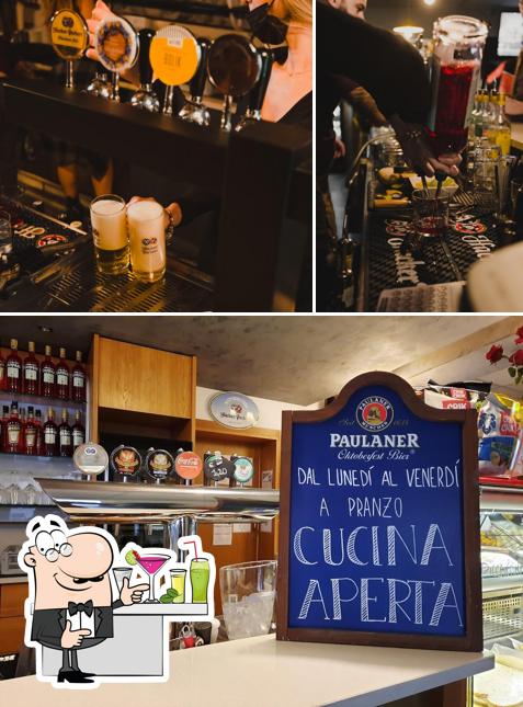 La bancone da bar e interni del ristorante