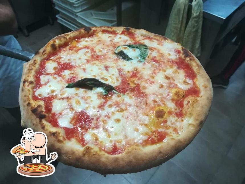 Prenditi una pizza a Pizzeria Pizza House Da Ferdinando Cellole