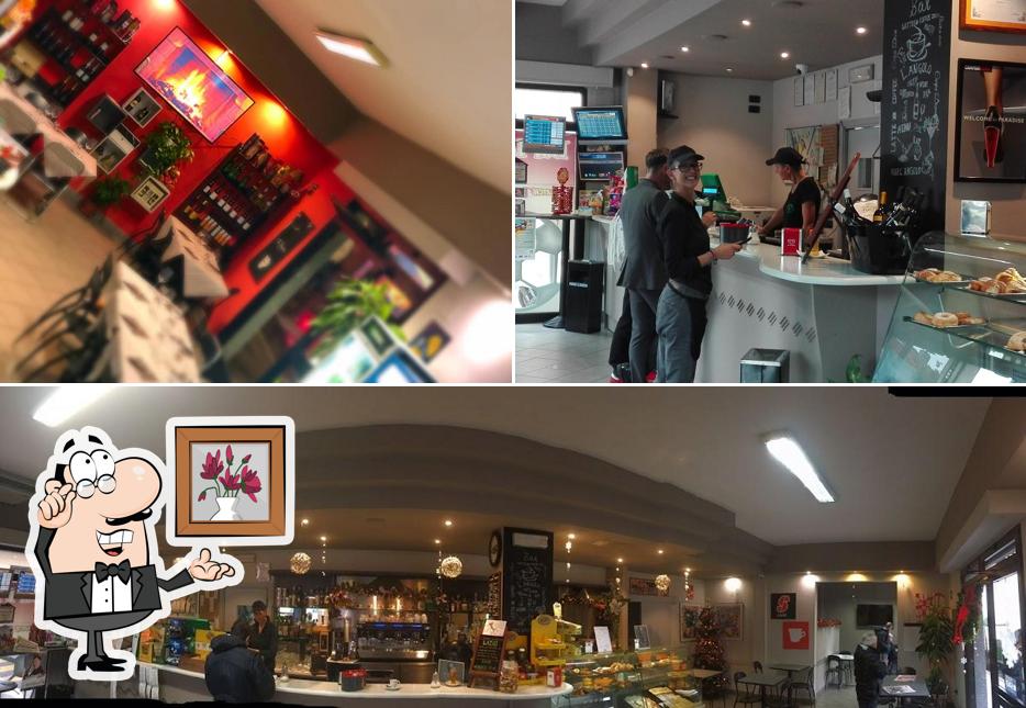 La foto della interni e esterno di Bar l'angolo